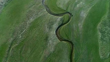 草原河流
